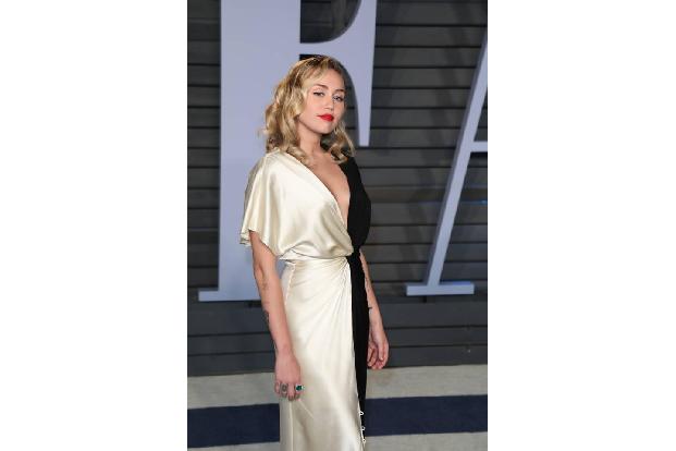 ...Miley Cyrus nicht, denn sie wollte im Oktober 2009 mehr Privatsphäre haben und verabschiedete sich von Twitter. Erst im M...