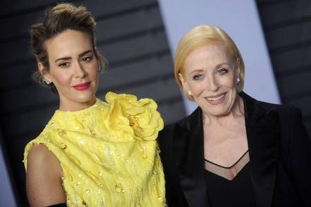 ...Holland Taylor, Sarahs Lebensgefährtin. Die beiden trennt ein Altersunterschied von 32 Jahren, was Holland zum Vorbild Nu...