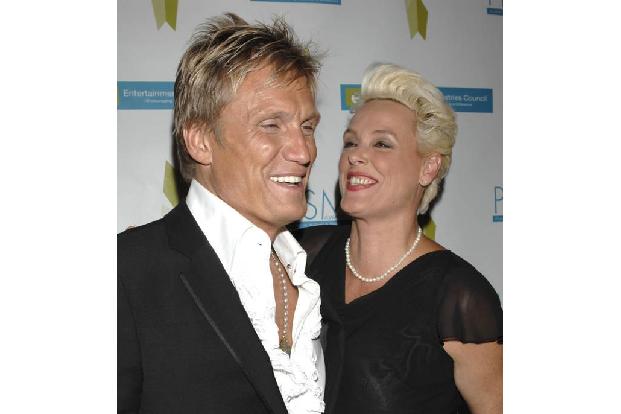 …mit Kollegen wie Dolph Lundgren tauchten immer wieder als Schlagzeile in internationalen Magazinen auf. Insgesamt war sie v...