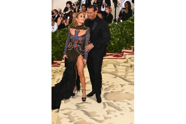 ...ins Zentrum der Aufmerksamkeit rückte Star-Latina Jennifer Lopez in ihrem Balmain-Kleid. Der Schmuck von Tiffany & Co. gl...