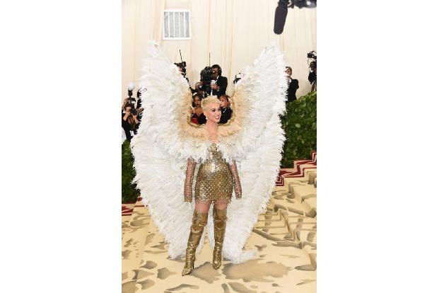 ...stellte sich Pop-Sternchen Katy Perry den neugierigen Blicken auf der Met Gala. Schade eigentlich, denn unter den massive...