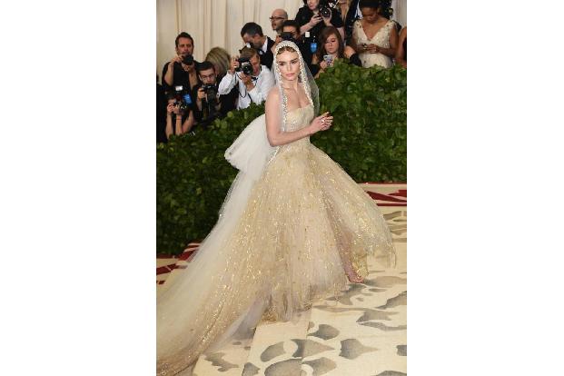 ...machte indes Leinwandbeauty Kate Bosworth in Oscar De La Renta - 'Like a Virgin' oder wie war das? Die Sängerin dieses Hi...