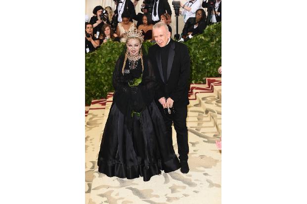 ...auch auf der Met Gala 2018 - Madonna gehört seit Jahren zum Inventar des Events! Sie erschien an der Seite von Stardesign...