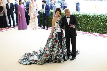 ...andere Promidamen ebenfalls aufgriffen. Amal Clooney beispielsweise stahl in ihrem Outfit vielen die Show - allen voran i...