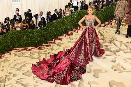 ...Schauspielerin Blake Lively in Sachen Schleppe: Ihr Versace-Kleid schien schier endlos. Und haben Sie den Haarschmuck ent...