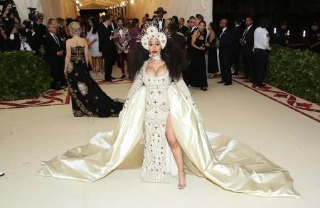 ...gehört zusammen wie die Kirche und der Beichtstuhl. Newcomerin Cardi B ist schwanger und hätte durchaus auch ihren Bauch ...