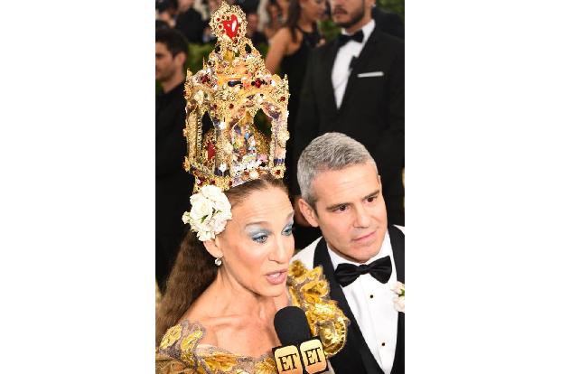 ...'Sex and the City'-Ikone Sarah Jessica Parker. Ihr Dress von Dolce & Gabbana geriet bei diesem Kopfschmuck eindeutig in d...