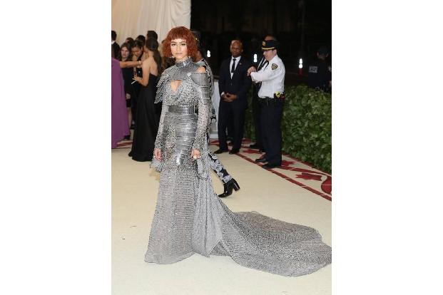 ...das Motto zu ernst nahmen. Jungstar Zendaya beispielsweise erschien als Jeanne d'Arc in Versace - und wirkte dabei einfac...