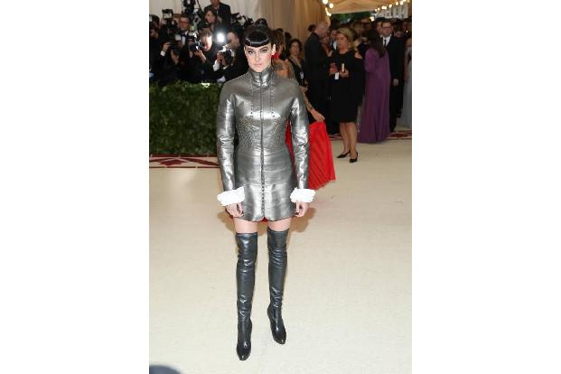 ...der Look von Shailene Woodley, die auf den ersten Blick wie ein schlecht verkleideter Faschingskasper aussieht. Nachdem a...