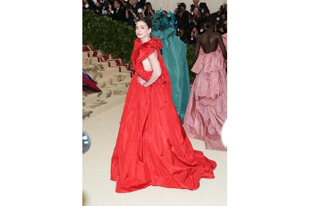 ...Leinwand-Lady Anne Hathaway in diesem Dress von Valentino Couture aus. Dabei hat die Amerikanerin gar keinen Grund, ihren...