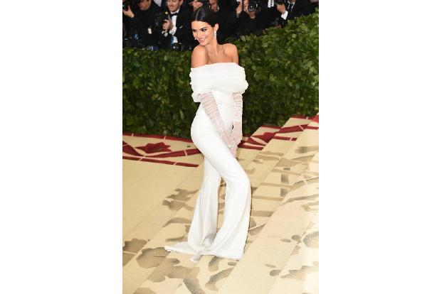 ...Engel und Fitnesstrainerin landete Topmodel Kendall Jenner mit diesem Look von Off-White. Richtig katholisch sieht sie tr...