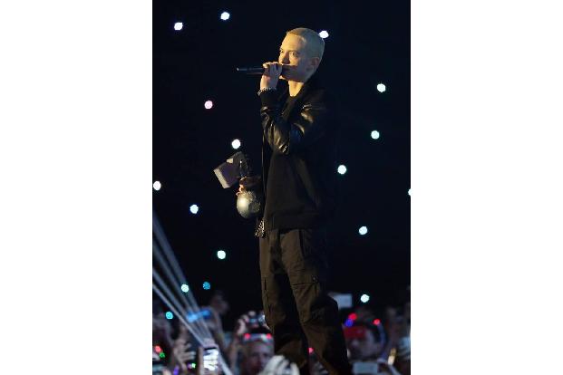 ...Eminem die Hand reichen. Der Rapper nimmt in seinem Hit 'The Monster' direkten Bezug auf seine Erkrankung und rappt: 