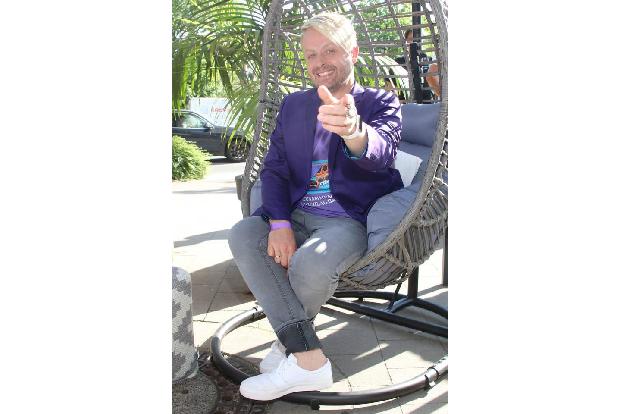...Ross Anthony als Moderator gut gelaunt durch den Nachmittag führte. Für Sicherheit war unter dem Auge von Jochen Schweize...