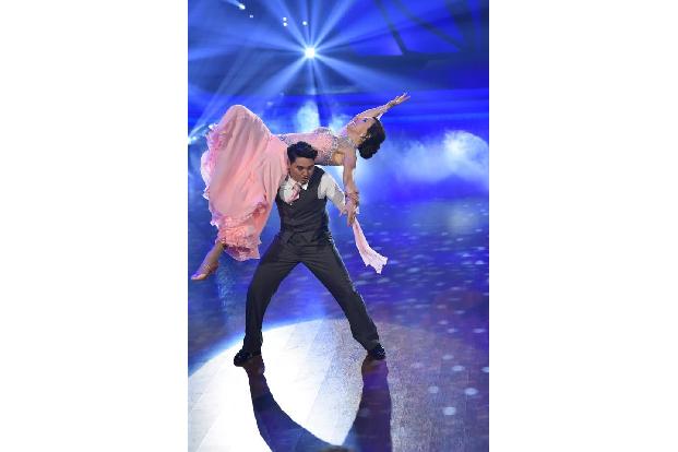 ...Judith Williams vereint mit ihrem Tanzpartner Erich Klann einen Rumba und einen Slowfox zu 