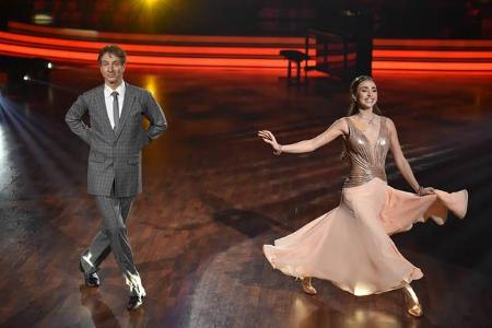 ...Ingolf Lück versucht sich mit seiner Tanz-Lady Ekaterina Leonova an einem Mix aus Rumba und Tango zu 