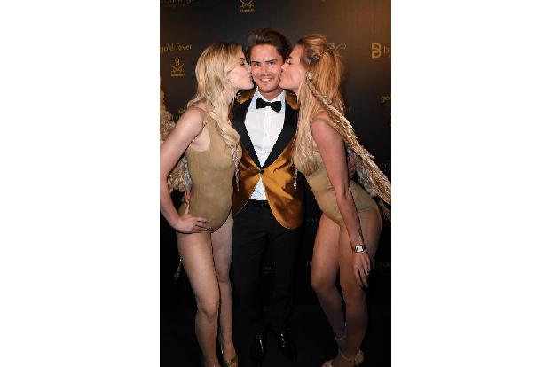 ...Bachelor war allerdings noch ein anderer Womanizer am Start: Ex Mister Germany Dominik Bruntner. Der ließ es sich nicht n...