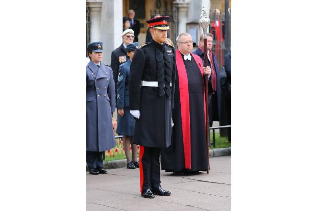 ...Prinz Harry zu seinem Jawort in einer Uniform erscheint oder nicht. Wir sind ja dafür - immerhin sieht der Blaublüter abs...