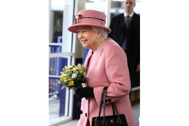 ...raten, welche Farbe der Hut von Queen Elizabeth II. am 19. Mai haben wird. Bei William Hill liegen Schwarz, Grau und Brau...