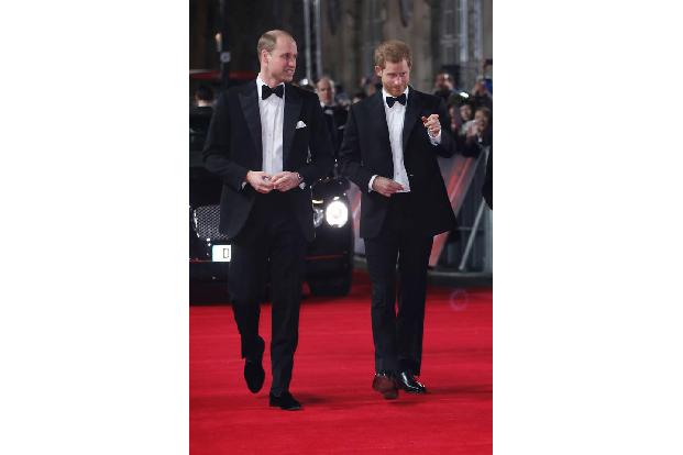 ...sich Prinz William rechtzeitig zum Jawort seines jüngeren Bruders einer Haartransplantation unterziehen wird, um mit voll...
