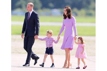 ...Prinz George und Prinzessin Charlotte am großen Tag ihres Onkels als Blumenkinder durch die St. George's Chapel laufen we...