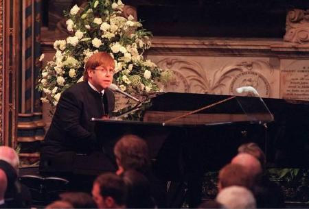 ...Altmeister Elton John auf der royalen Hochzeit singt. Er war immerhin ein enger Freund von Prinz Harrys verstorbener Mutt...