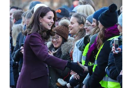 ...Herzogin Kate, die für ihre liebenswürdige Art und ihr soziales Engagement gefeiert wird. Die Frau von Prinz William sorg...