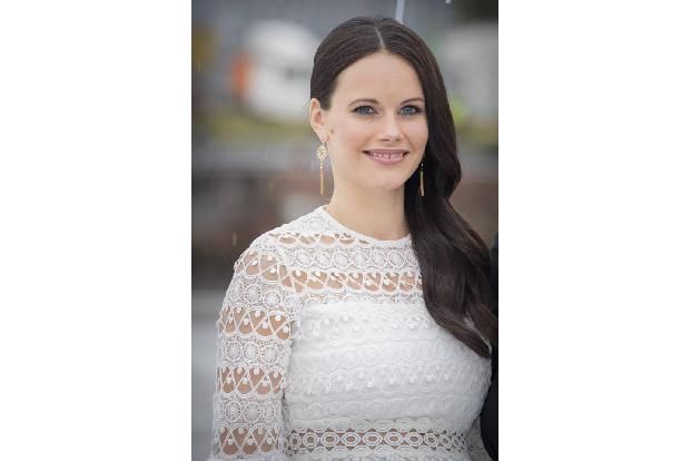 ...Sofia von Schweden, die seit ihrer Hochzeit mit Prinz Carl Philip ein Royal ist, gehört zu den beliebtesten Blaublütern. ...
