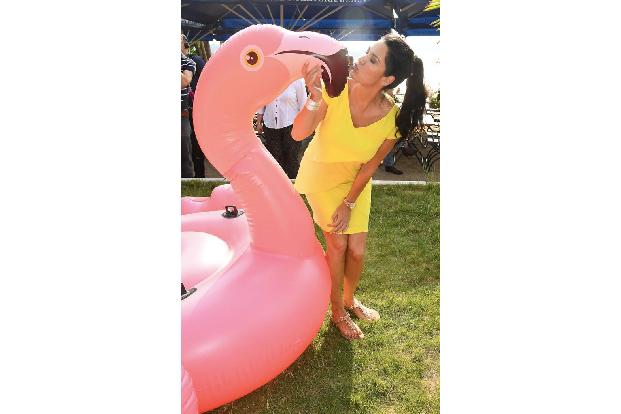 ...Schauspielerin Mariella Ahrens gefunden - für den aufblasbaren Flamingo gab es sogar ein Küsschen! Doch auch für Mariella...