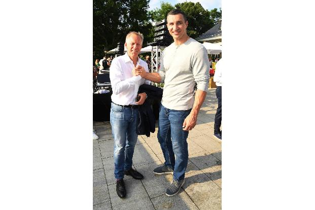 ...neben Box-Legende Wladimir Klitschko. Der Sportler wurde nicht müde zu betonen, dass wir alle mal Kinder waren und desweg...
