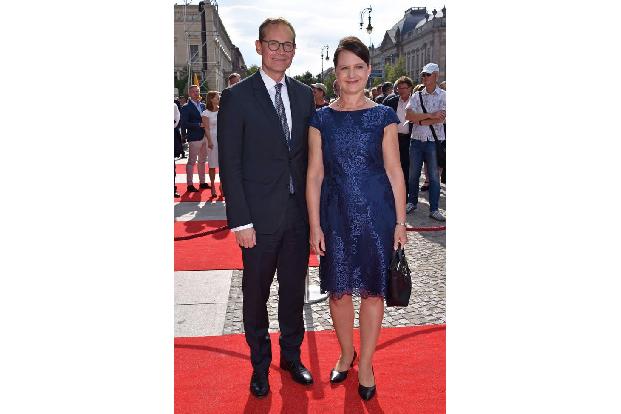 ...anderen. Berlins regierender Bürgermeister Michael Müller erschien mit seiner Frau Claudia auf dem roten Teppich vor der ...