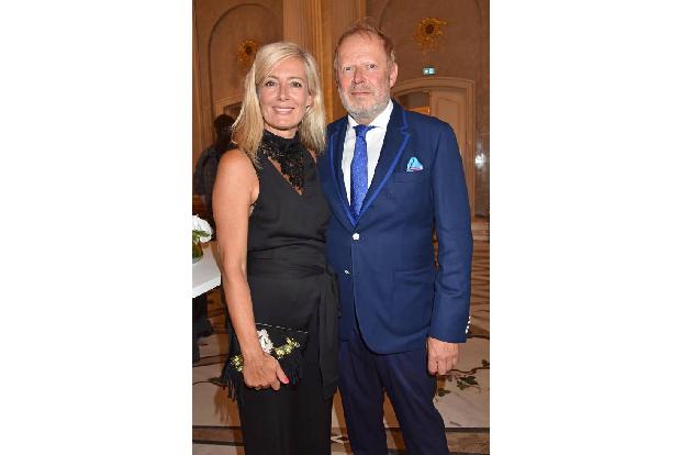 ...'Tatort'-Star Axel Milberg bekannt - ob er wohl deswegen den musikalischen Ausflug vorzog und mit seiner Frau Judith zu '...