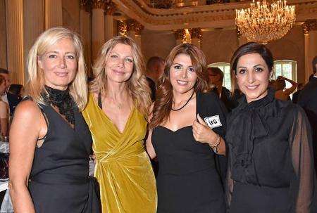 ...Berlin und posierte nur zu gerne mit Ursula Karven, Sedef Ayguen und Laila Hamidi - für dieses Foto allein hat sich das F...