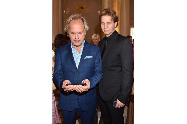 ...wagten vielleicht die beiden Schauspieler Uwe Ochsenknecht und Thomas Heinze - zumindest wirkt es so, als fieberten sie b...