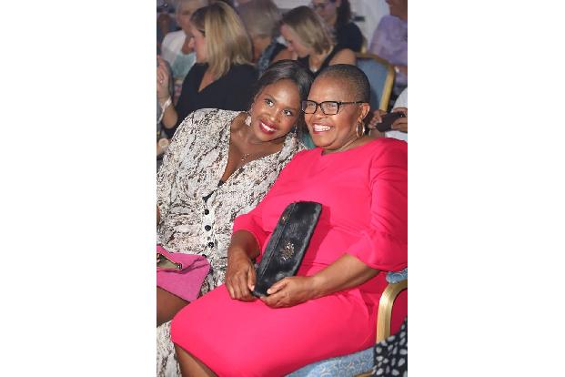 ...TV-Liebling Motsi Mabuse die Ernsting's Family Fashionshow: Sie erschien mit ihrer Mama Dudu und genoss das Laufstegspekt...