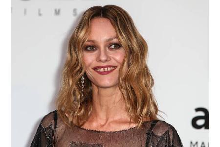 ...machte auch Vanessa Paradis ihren vermeintlichen Makel. Trotz oder gerade wegen ihrer Zahnlücke sieht das Lächeln der Sch...