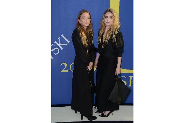 ...Olsen Twins Mary Kate und Ashley haben einen leichten Rundrücken, der aber nur bei genauerem Hinsehen auffallen dürfte. F...