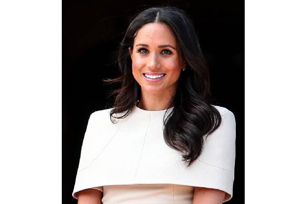 ...ist selbst Herzogin Meghan nicht. Im Internet kursieren unzählige Bilder ihrer verkrümmten Zehen, die deutlich zu sehen s...