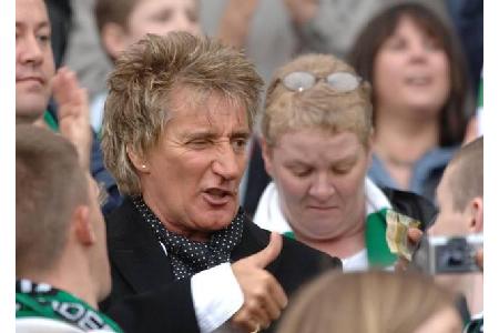 ...drückt Rod Stewart seinem Team Celtic Glasgow die Daumen - obwohl er eigentlich in London geboren wurde, doch die Celts h...