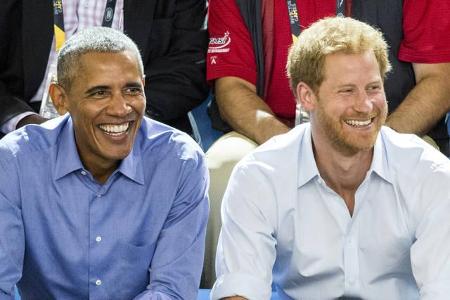 ...niemand geringerem als Barack Obama, dem ehemaligen US-Präsidenten teilt, der hier mit Prinz Harry zu sehen ist. Ob die b...