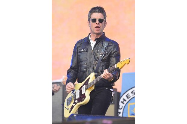 ...Musiker Noel Gallagher, der zum Lokalrivalen Manchester City hält und ohne seine Vereinsfahne gar nicht erst auf die Bühn...
