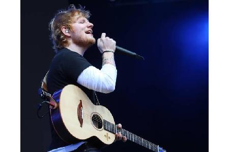 ...Ed Sheeran seinen Lieblingsverein live anfeuern kann, ist nicht bekannt - der Musiker ist schließlich pausenlos auf Tour,...
