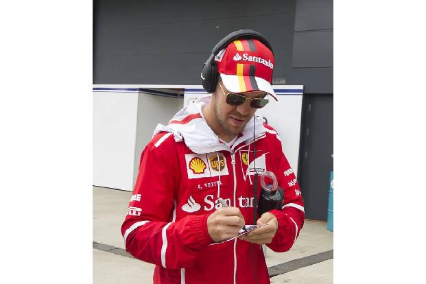 ...zwar beruflich Rot tragen, doch Formel-1-Star Sebastian Vettel hat mit dem Bayern-Kult nichts am Hut. Der Ferrari-Fahrer ...