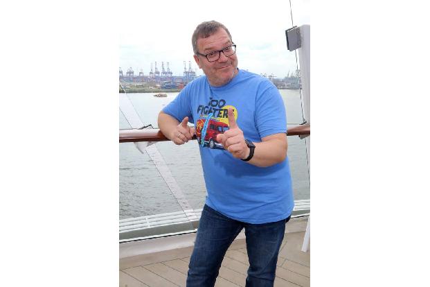 ...Moderator Elton anfeuert, dürfte den meisten bekannt sein, schließlich sieht man den Hamburger fast ausschließlich in T-S...