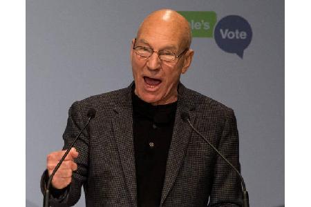 ...in weite Galaxien hinaustreibt, halten zu ihrem örtlichen Fußballverein. Patrick Stewart, der Welt bekannt als Captain Pi...