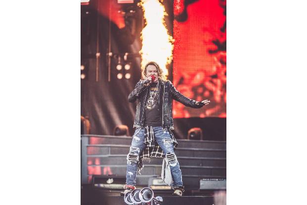 ...Axl Rose: Er wurde der 'Howard Hughes des Rock' getauft, da er so zurückgezogen lebt wie der Multi-Millionär und Produzen...