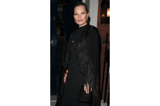 ...Kate Moss zu altern, die mit 44 Jahren noch eines der meistgebuchten und erfolgreichsten Models weltweit ist - alles ohne...