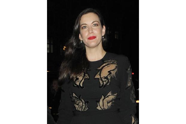 ...Liv Tyler auf Cremes, die ihre Haut verwöhnen. Die benutze sie auch deshalb so gerne und oft, weil sie sich nie, nie, nie...