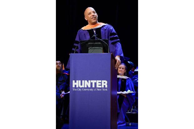 Vin Diesel gilt nicht gerade als Charakterdarsteller. Doch immerhin reichte es jetzt für einen Ttel seiner ehemaligen Uni, d... Vin Diesel gilt nicht gerade als Charakterdarsteller. Doch immerhin reichte es jetzt für einen Ttel seiner ehemaligen Uni, d...