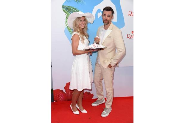 ...griff Schauspieler Jo Weil zu. Unter den Männern hatte er übrigens mal wieder das stylishste Outfit gewählt - der ehemali...
