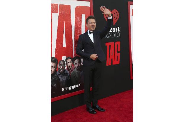 ...harter Hund ist, kehrte Jeremy schnellstmöglich ans Set zurück und drehte tapfer weiter. Und wie sich auf der Premiere am...